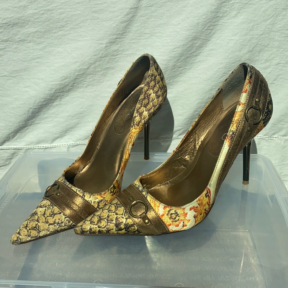 Also size 7 pointed toe pump mixed pattern